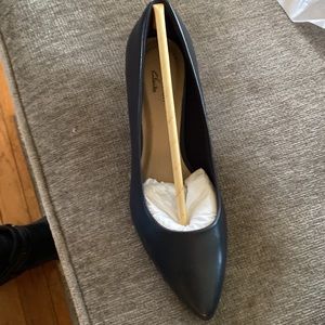 Clarks linvale Jerica navy leather heel 6 1/2 wide NWT